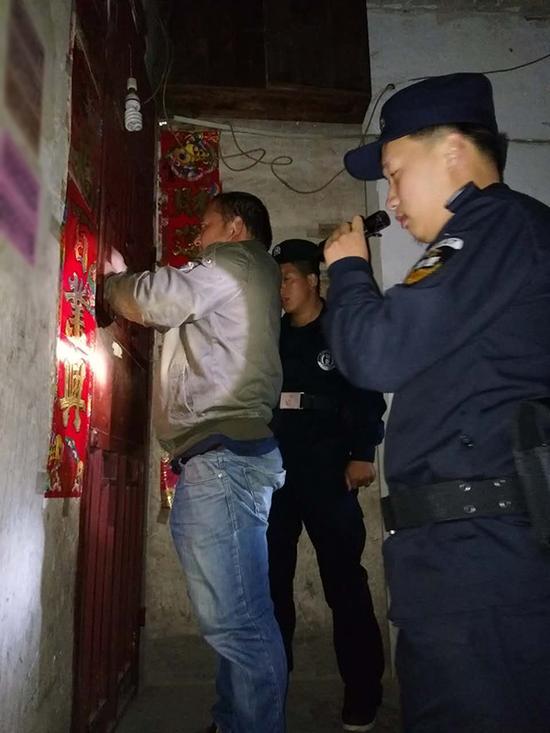 戈塘镇粗心妈妈误将幼女锁家中 